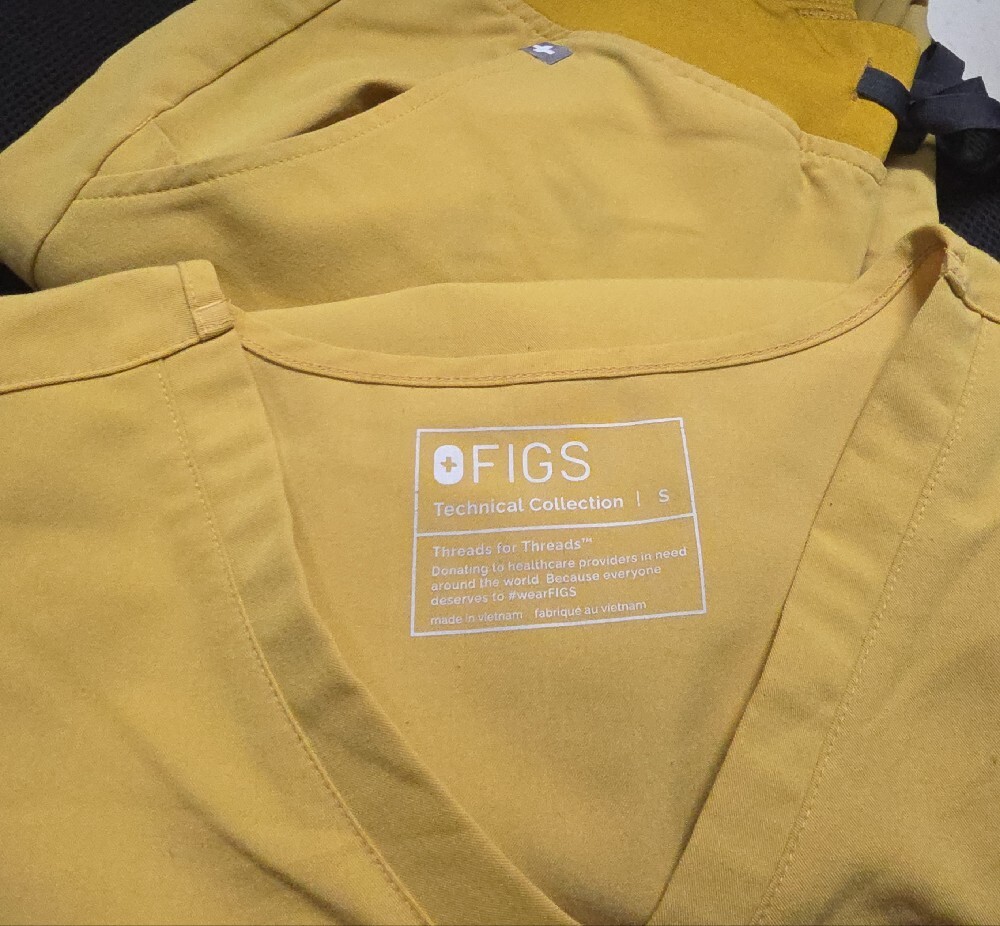 Figs Scrub Set In Gold - Picture 2 of 3